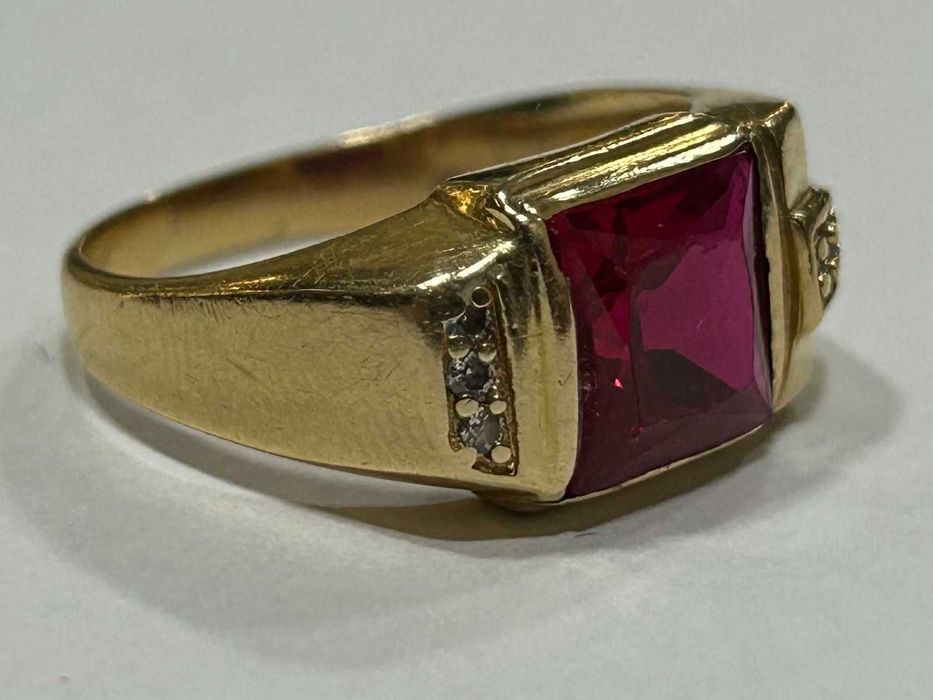 Златен пръстен 14 К 585/ 7,06 гр.