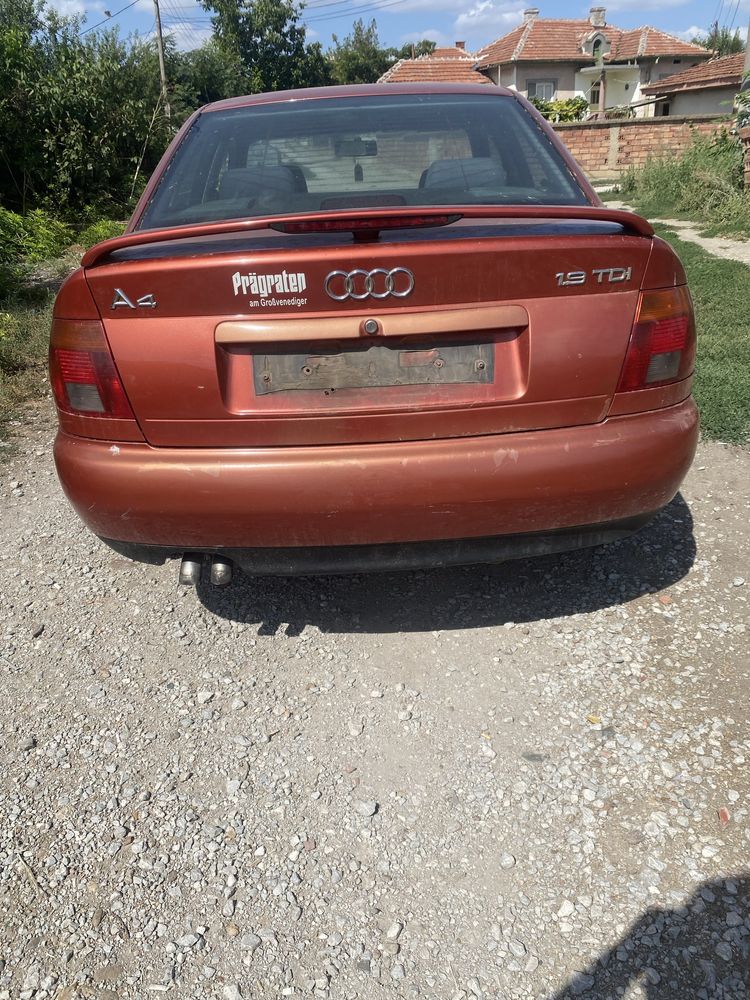 На части Audi A4