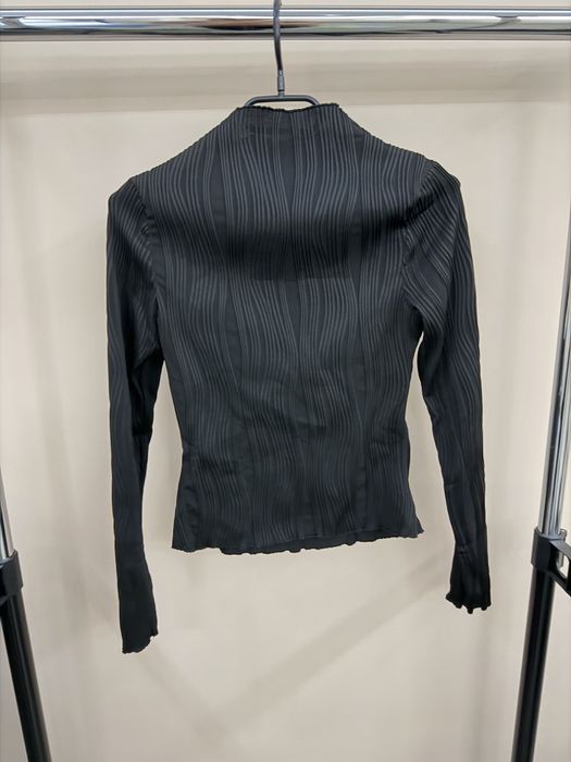 Черна блузка с ефектни мотиви