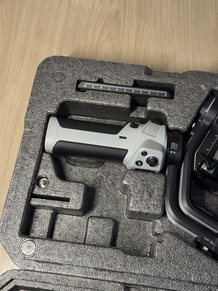 Продаю новый стабилизатор Zhiyun Weebill 3E