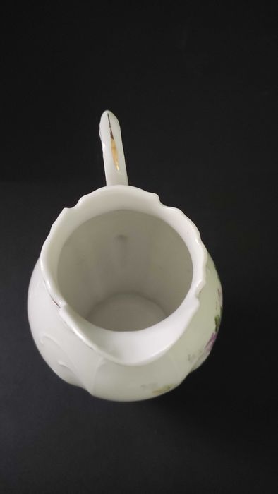 Една прекрасна порцеланова каничка/латиера