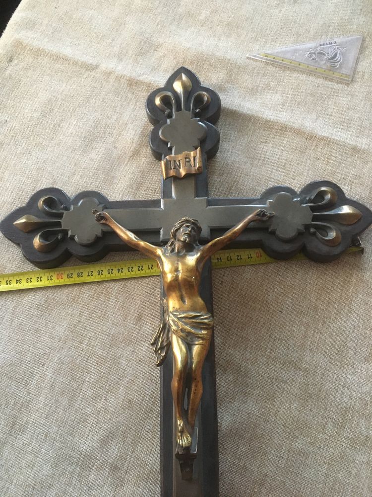 Crucifix bronz, suport lemn