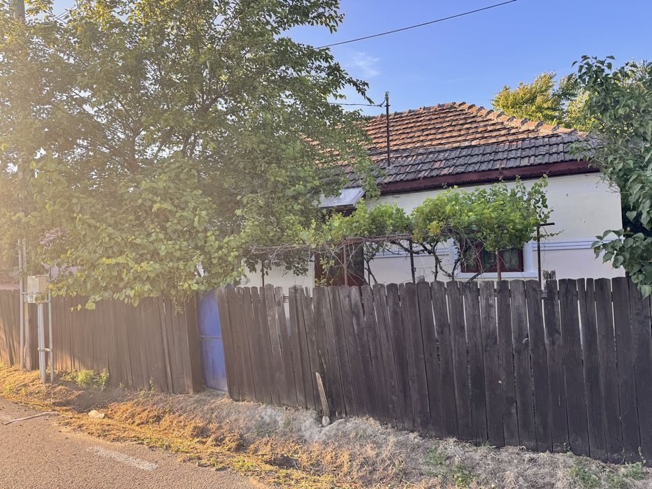 Casa de locuit cu teren 1000 mp, com Gogosu, jud. Mehedinti