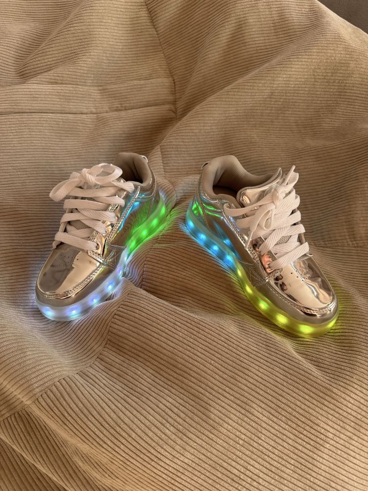Adidasi cu led si role