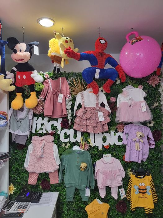 Jucarii si hainute de vanzare