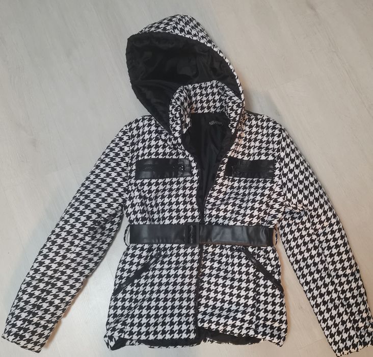 Geaca femei cu gluga și curea