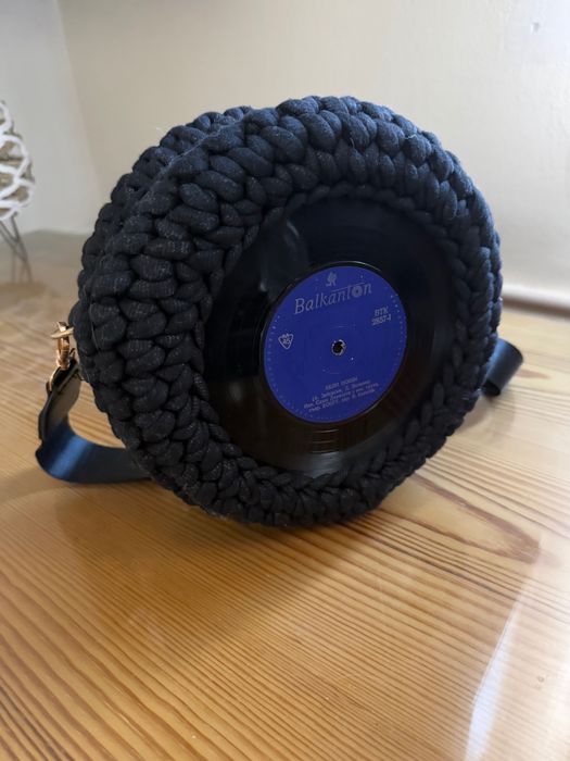 Плетена чанта с истинска грамофонна плоча