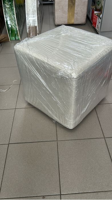 Продам пуфик белый 1 шт 10000