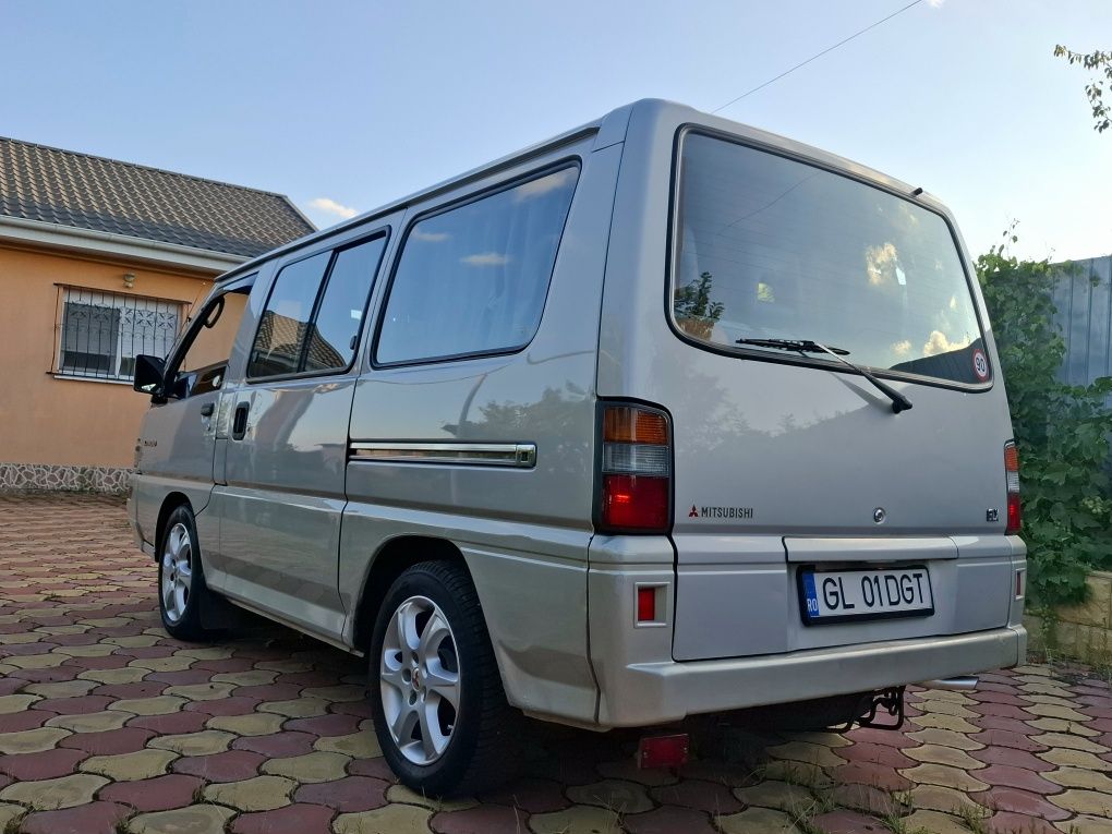 Oldtimer minibus 8+1 locuri Mitsubishi L300