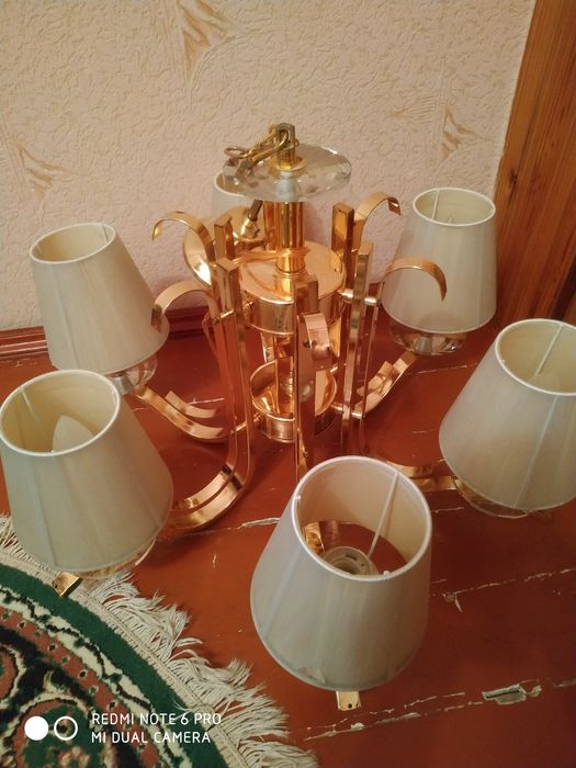 Люстра 6 плафонов.
