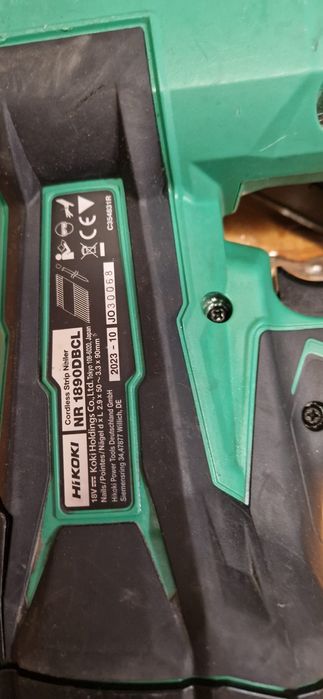 Hikoki pistol de cuie pe acumulator