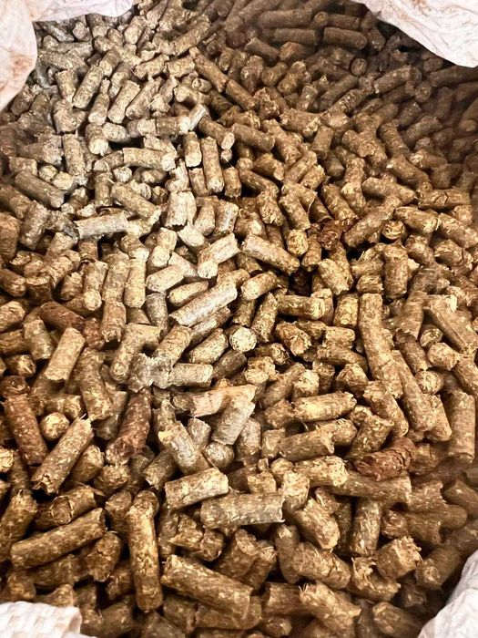 Peleți și baloți de lucernă.