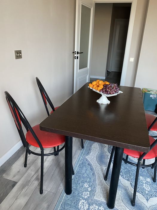 Стол со стульями