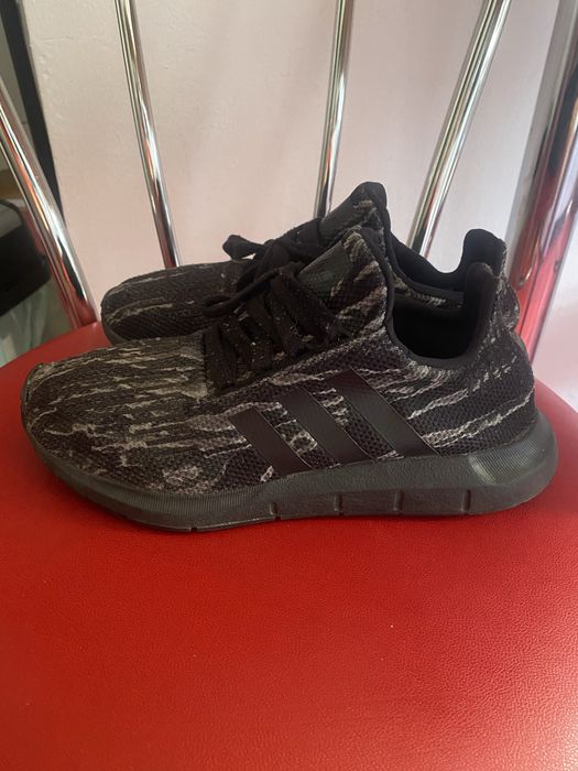 Asidas SWIFT RUN Black