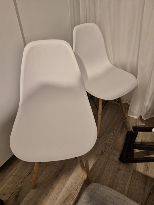 Scaune albe, plastic, noi