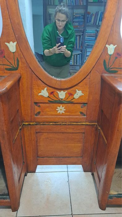 Toaleta din lemn cu oglinda ovalā rabatabilā, pictată manual