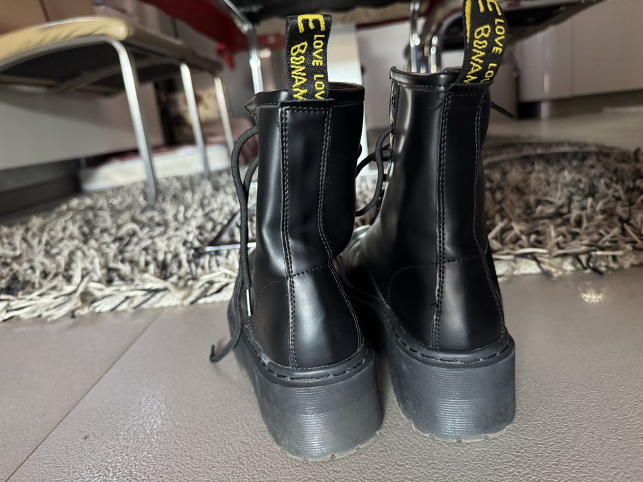 Bocanci negri stil Dr. Martens – moderni, comozi și rezistenți