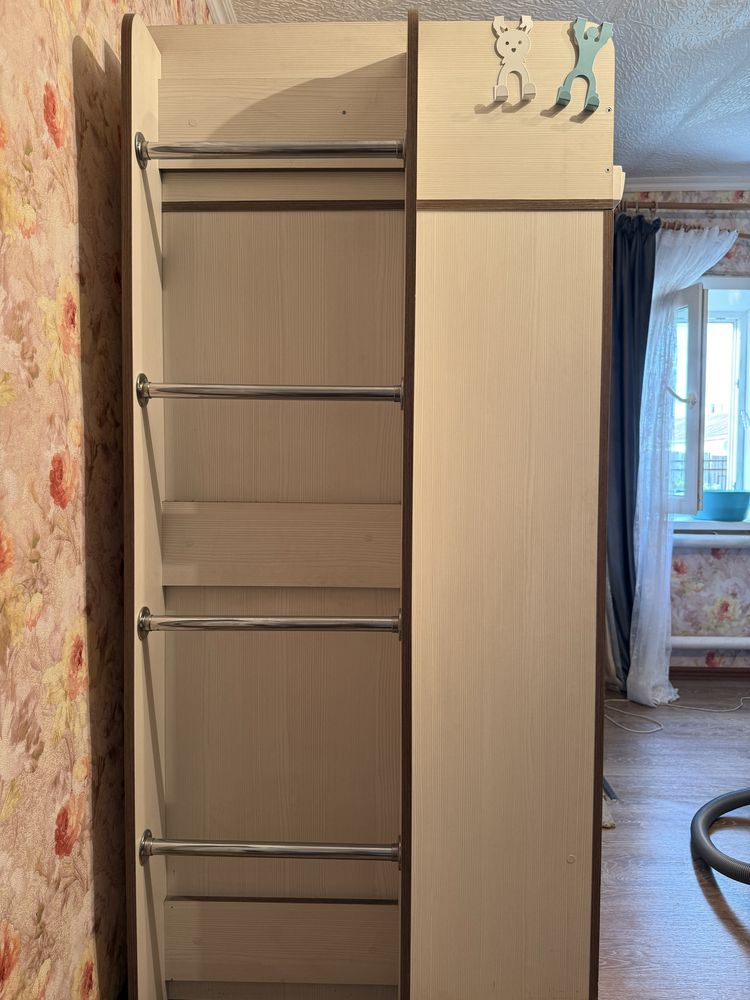 Продам кровать-чердак со столом и шкафом