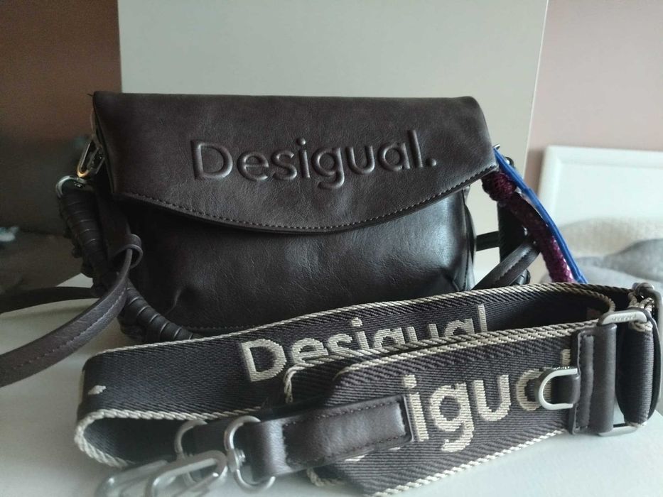 Продавам малка чанта на Desigual.