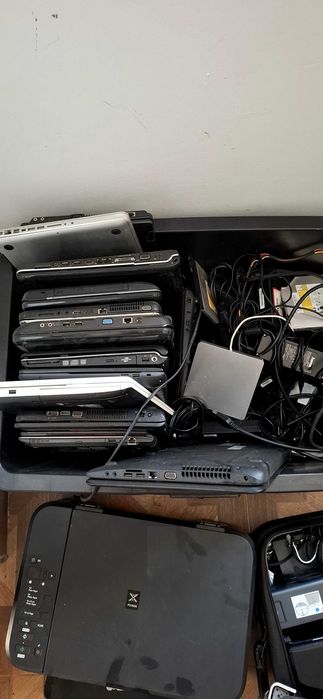 Laptopuri vechi plus incarcatoare pentru piese etc