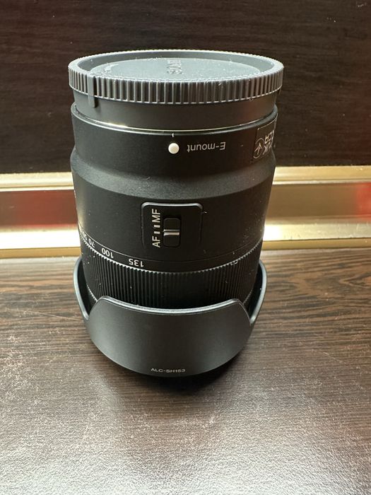 Sony E 18-135mm f / 3.5-5.6 OSS