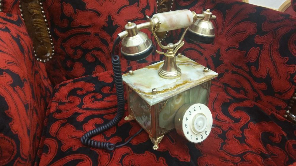 старинен телефон