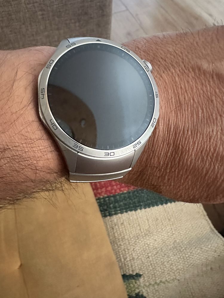 Часовник Huawei GT4