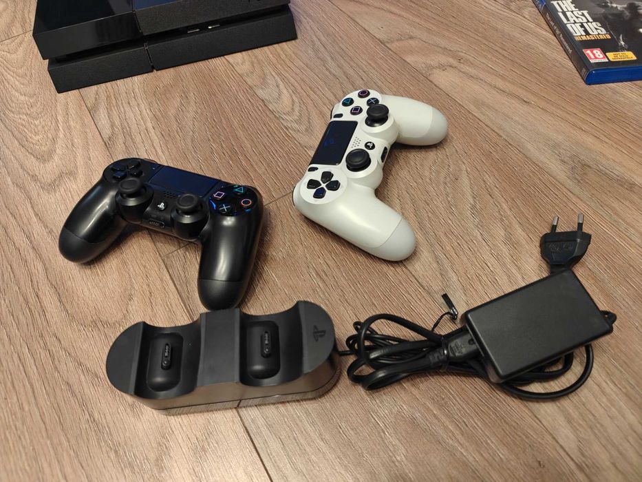 Playstation 4 комплект с 2 контролера и зарядна станция, 4 игри