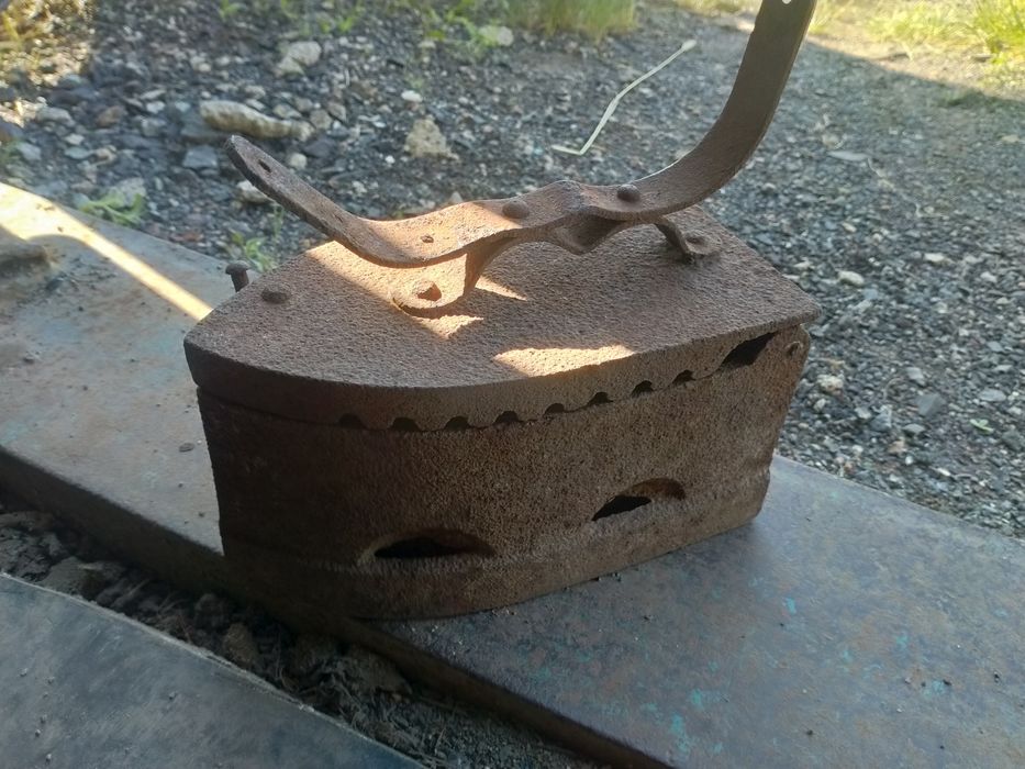 Продам старинный утюг