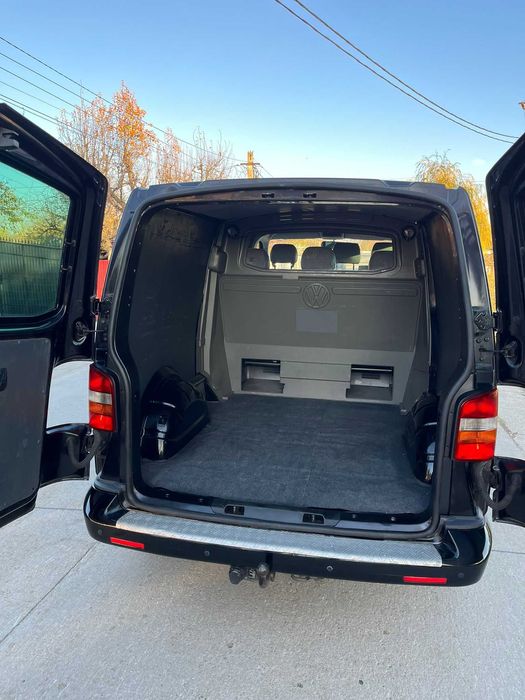 Vand Volkswagen Transporter T5 cu 6 locuri și duba modelu lung