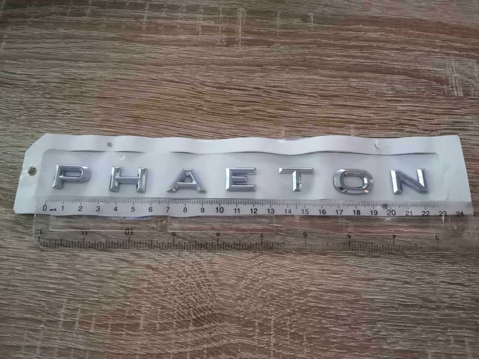 сребрист надпис Volkswagen Phaeton