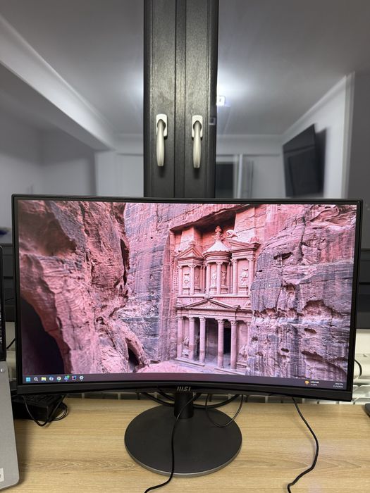 Monitor curbat diagonala 24in, 100hz 1ms