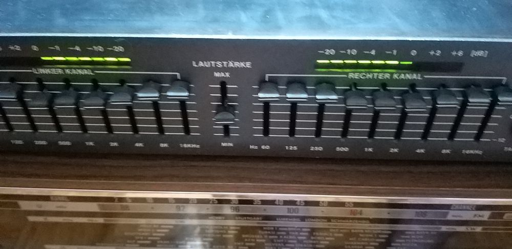 продам предварительный усилитель:Universum.