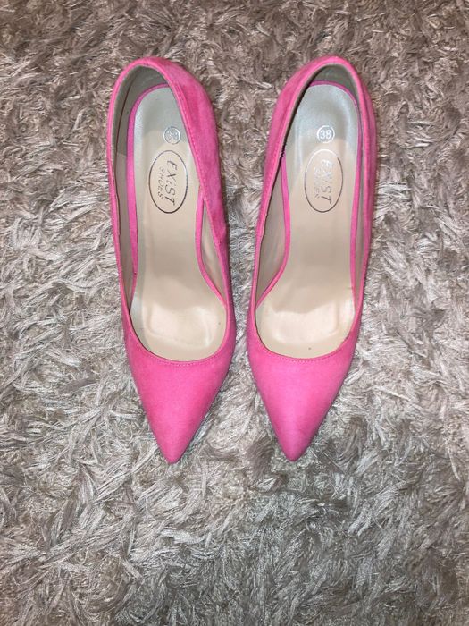 Vând pantofi roz