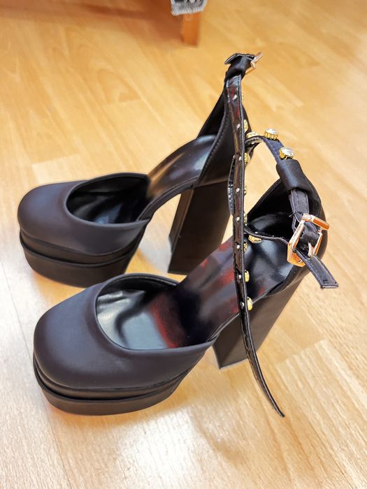 Дамски обувки с висока платформа