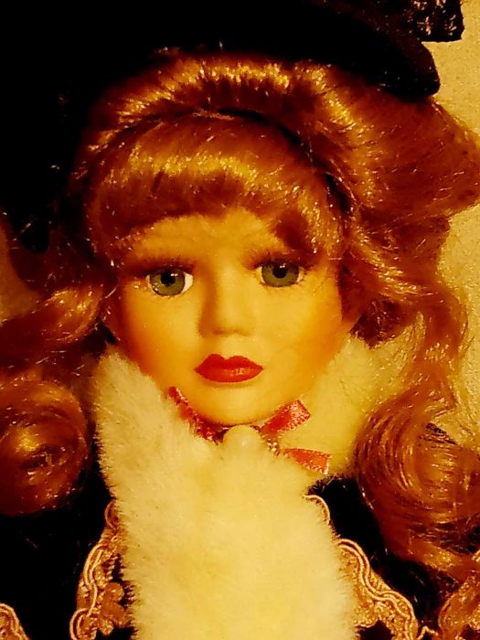 Порцеланова кукла Дамата с чантата