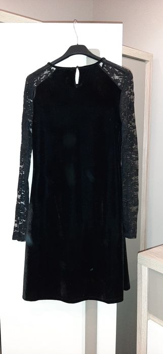 Дамска кадифена рокля с дантелени ръкави