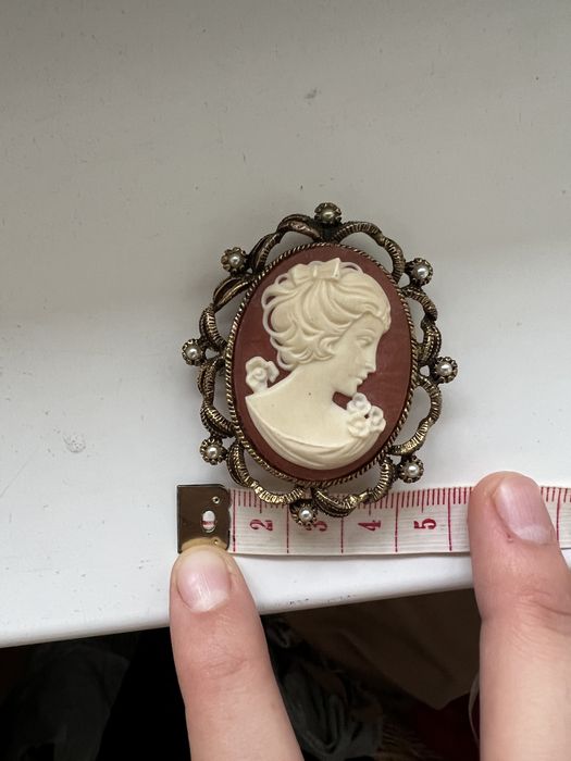 Broșa vintage cu cadru megalic