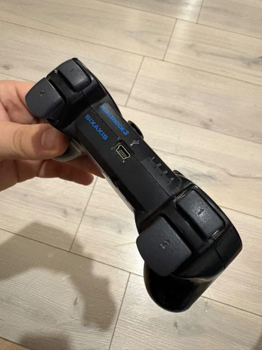 2 manete PS3 originale + 8 jocuri populare, totul funcțional