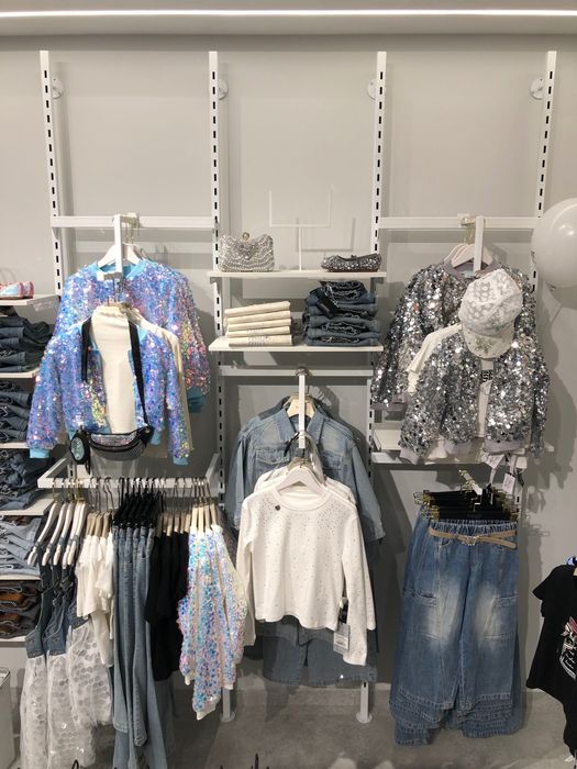 Qizlarga va ayollarga ishbor savdo hodimi lavozimida