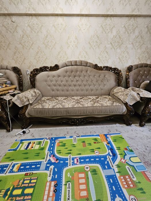 Диван тройка. Телевизор