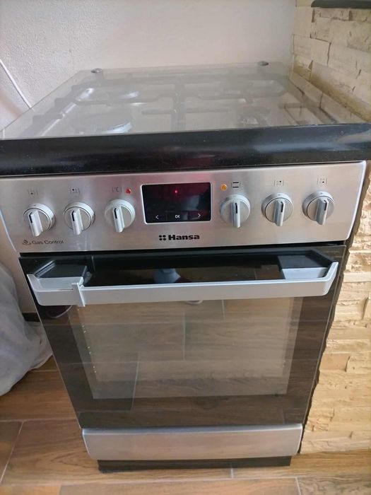 De vânzare aragaz în partea de sus iar cuptorul  este electric.