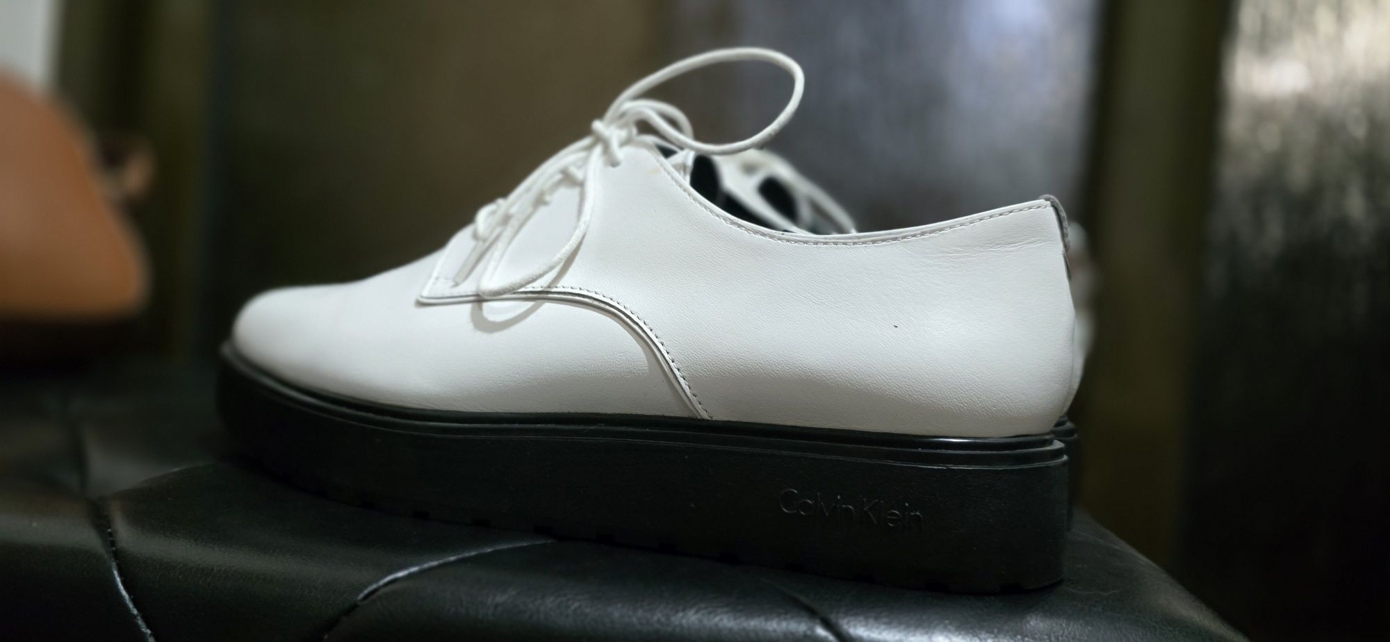 Vând pantofi Calvin Klein