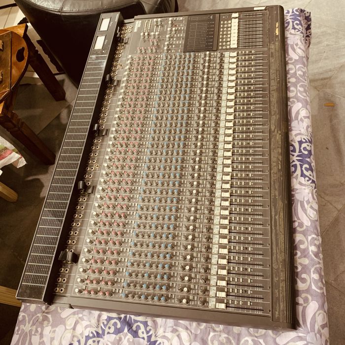Mackie 32.8 32-Channel 8-Bus Mixing Console