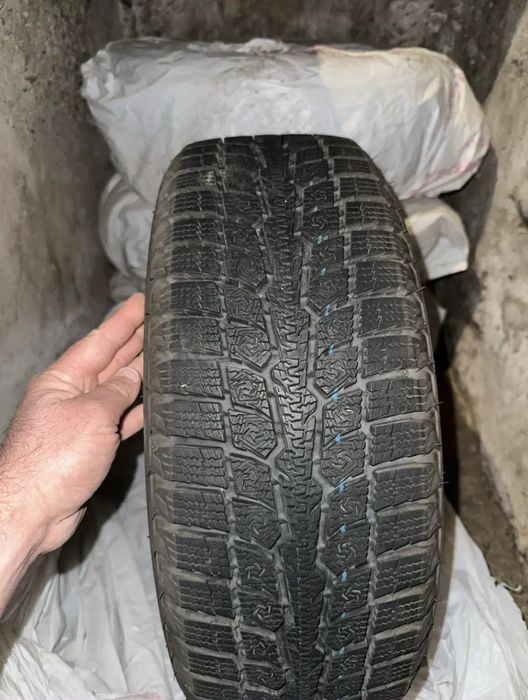 Продам зимние шины TOYO липучки 185/60R15