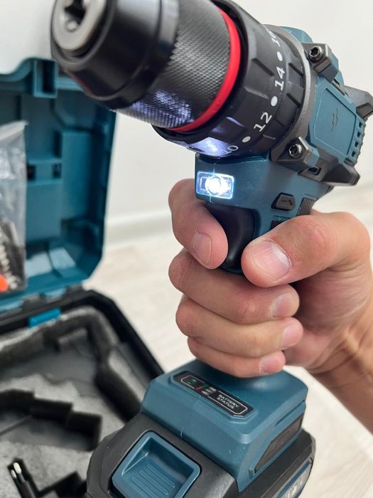 Шуруповёрт бесщеточный ( с набором) фирмы Bosch