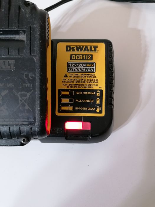 Încărcător dewalt DCB112