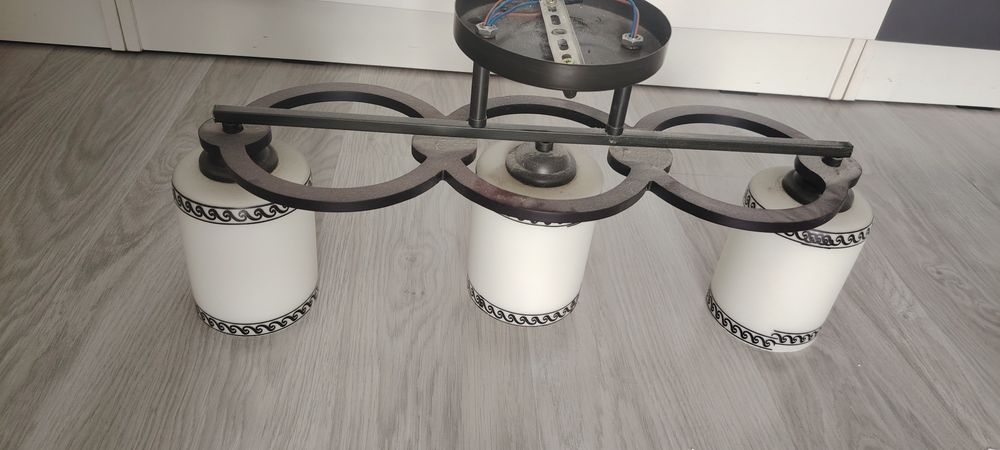 De vânzare Lustre clasice elegante – 75 lei/buc, stare bună