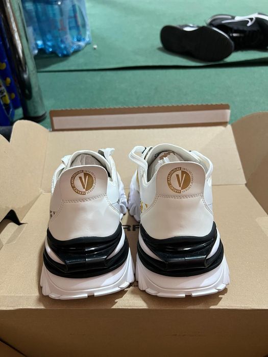 Vand adidasi pentru bărbați