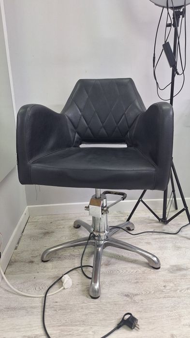 Срочно продается кресло, цвет черный